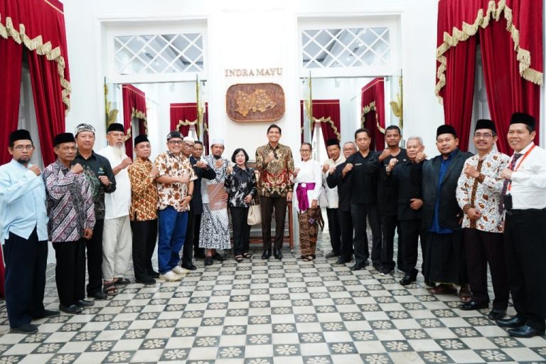 Bupati-Indramayu-Serahkan-SK-Pengurus-FKUB-2025–2030-Tegaskan-Komitmen-Jaga-Kerukunan-Umat-Beragama-768x512