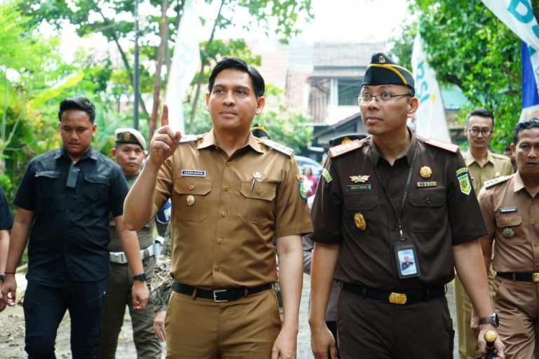 Bupati-Lucky-Hakim-dan-Kajati-Jabar-Groundbreaking-Pembangunan-Mess-Pegawai-dan-Rumah-Dinas-Kejaksaan-Negeri-Indramayu-768x512