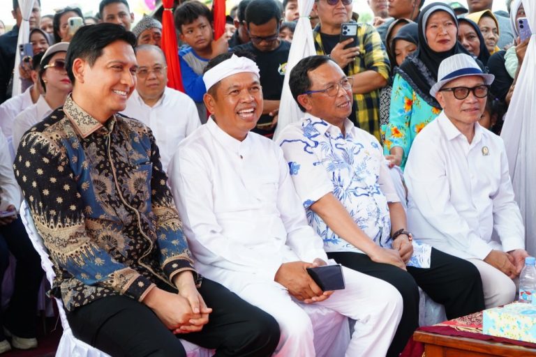 KDM-dan-Lucky-Hakim-Tinjau-Pembangunan-Pabrik-Sepatu-di-Desa-Cikawung-Bakal-Serap-30-Ribu-Pekerja-768x512