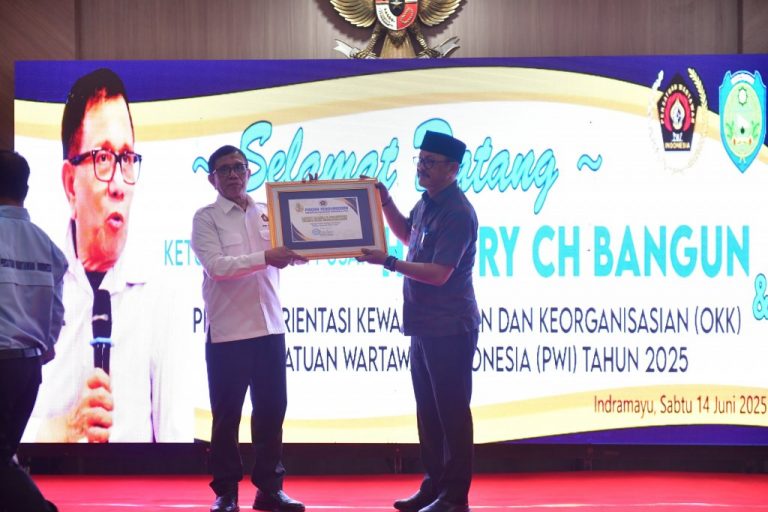Lucky-Hakim-Syaefudin-Terima-Penghargaan-PWI-Pusat-Sebagai-Tokoh-Penjaga-Ketahanan-Pangan-Nasional-768x512