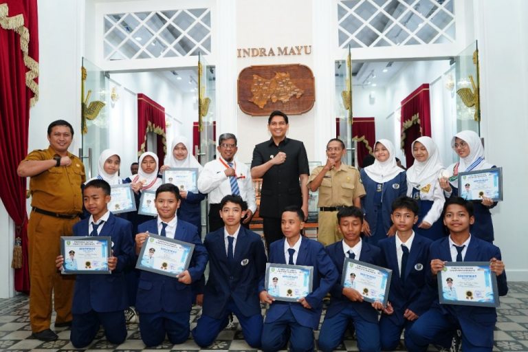 Pelajar-Berprestasi-dan-Atlet-Indramayu-Raih-Medali-Bupati-Lucky-Hakim-Berikan-Penghargaan-768x512