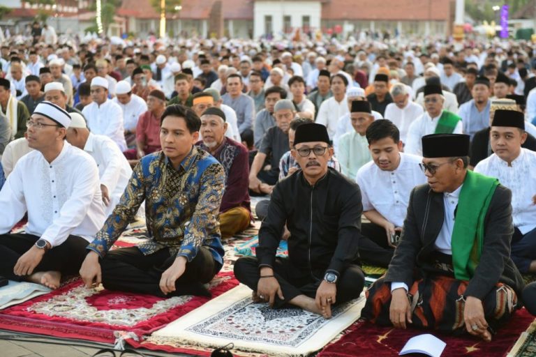 Salat-Idul-Adha-Berlangsung-Khidmat-Lucky-Hakim-dan-Syaefudin-Pastikan-Daging-Qurban-Terdistribusi-dengan-Baik-768x512