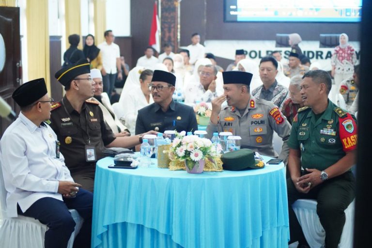 Doa-Bersama-Lintas-Agama-Peringati-Hari-Bhayangkara-ke-79-Polres-Indramayu-Tegaskan-Komitmen-untuk-Masyarakat-768x512