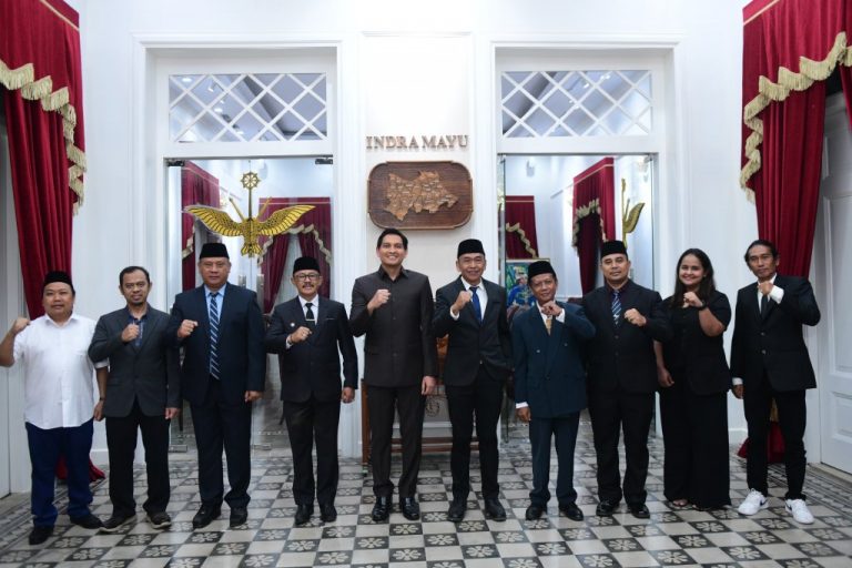 Komisaris-PT.-BWI-Tandatangani-Kontrak-Kinerja-Tegaskan-Percepatan-Pembenahan-dan-Profesionalisme-Pengelolaan-768x512
