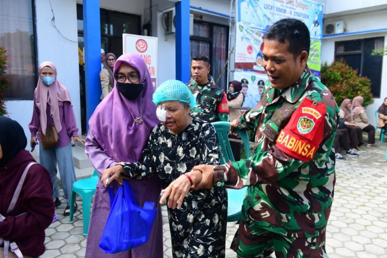 Bantu-Masyarakat-Melihat-Terang-Wabup-Indramayu-Dukung-Operasi-Katarak-Gratis-768x512