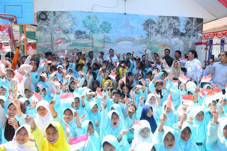 Bupati-Lucky-Hakim-Disambut-Hangat-Murid-dan-Guru-SDN-1-Brondong-768x512