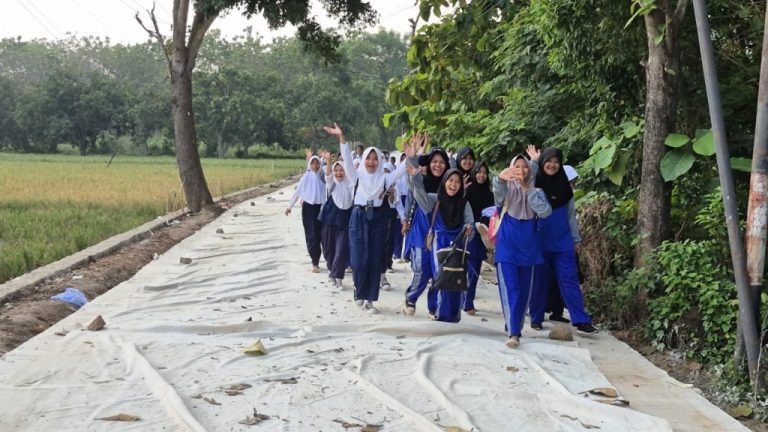 Guru-dan-Siswa-SMPN-1-Cikedung-Sumringah-Jalan-Rusak-Bertahun-Tahun-Kini-Mulus-Kembali-768x432
