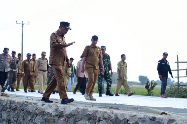 Lucky-Hakim-dan-Syaefudin-Tunaikan-Janji-Jalan-Penghubung-Jatimulya–Cikedung-Akhirnya-Diperbaiki-768x512